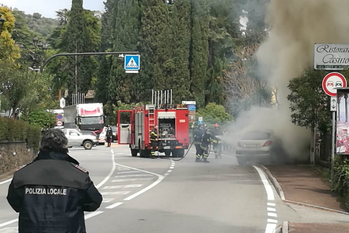 Gardone Riviera L Auto Si Schianta E Prende Fuoco Gardapost