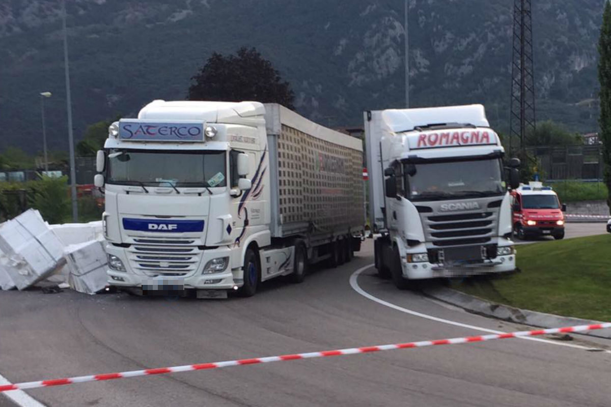 Camion Perde Il Carico, Traffico In Tilt E Lunghe Code – Gardapost